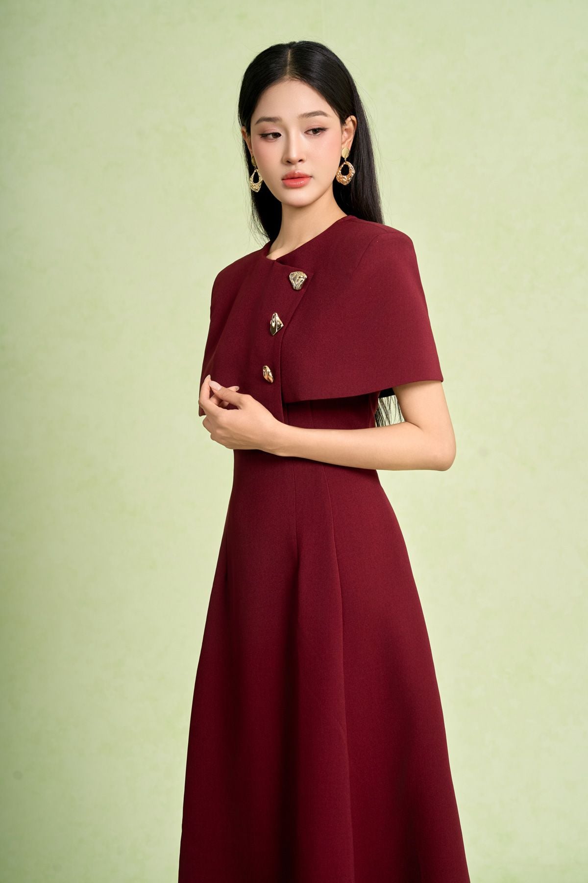 FDC95428 - Đầm công sở vải thô dáng chữ A cổ tròn vai choàng đính khuy kim loại thời trang khoá thân sau - PANTIO