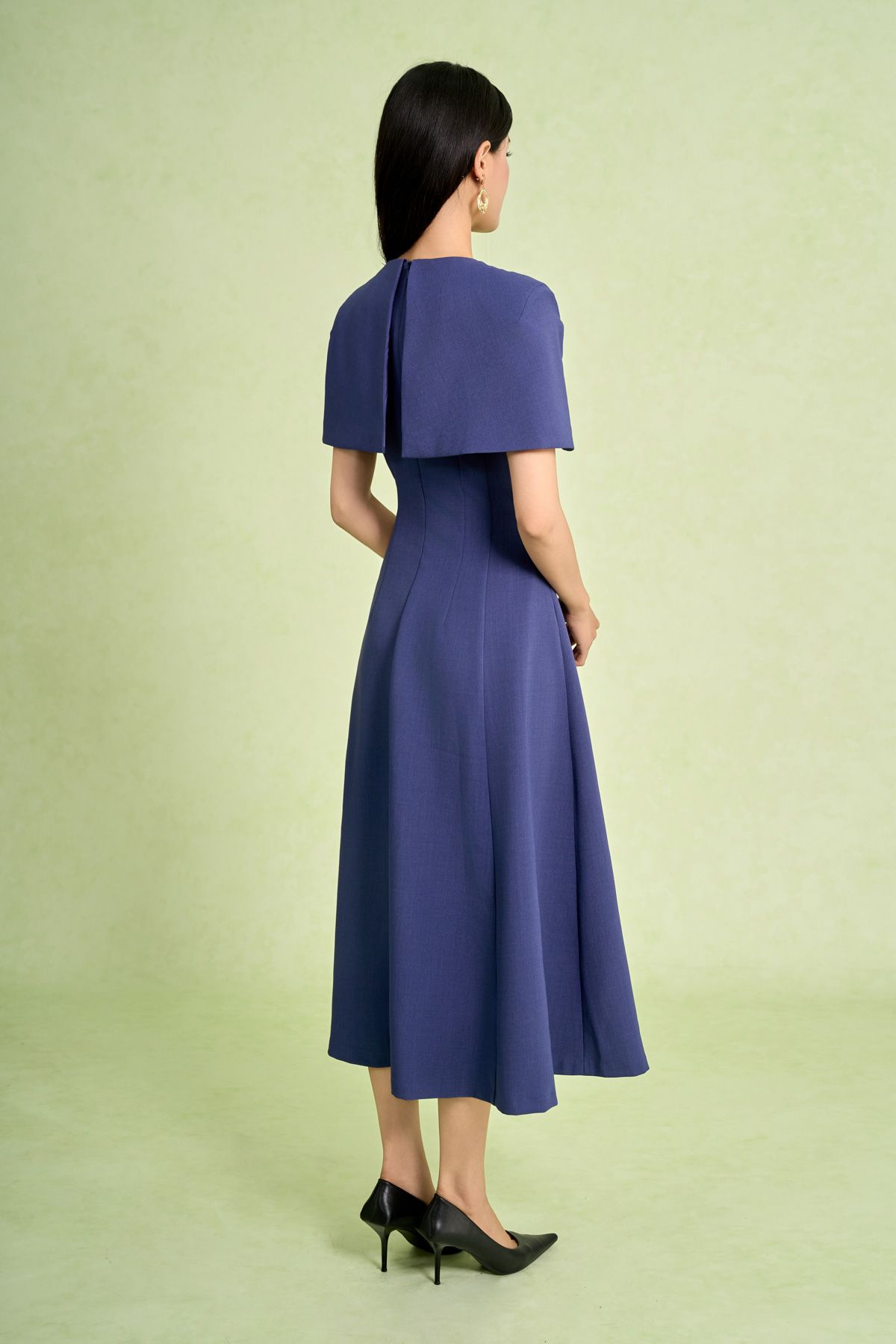 FDC95428 - Đầm công sở vải thô dáng chữ A cổ tròn vai choàng đính khuy kim loại thời trang khoá thân sau - PANTIO