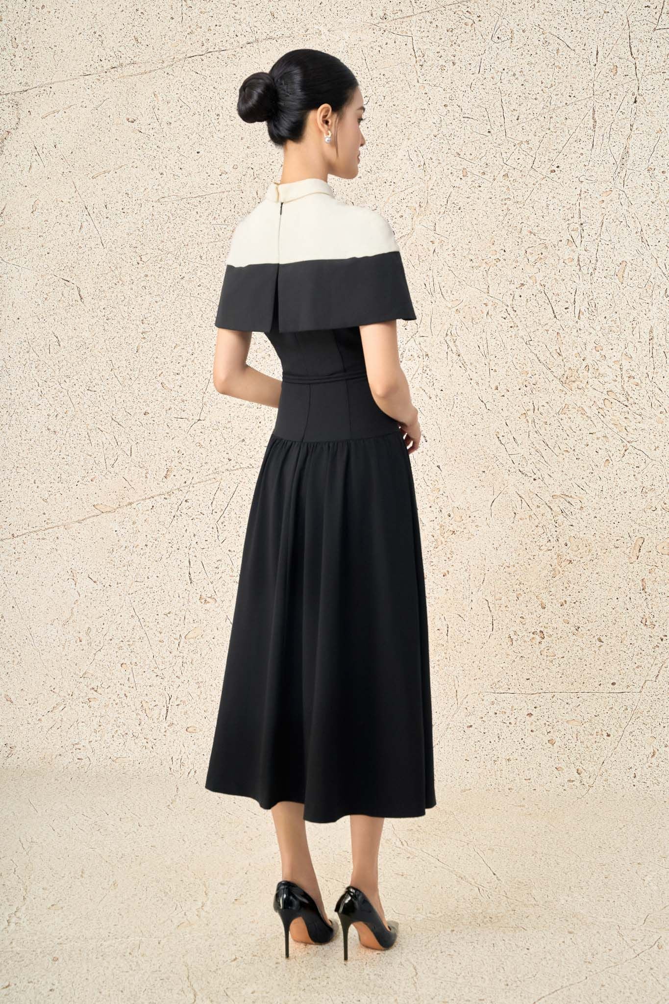 FDC95436 - Đầm công sở vải thô dày cổ bẻ choàng vai eo phối dây hoa tạo kiểu khoá thân sau - PANTIO