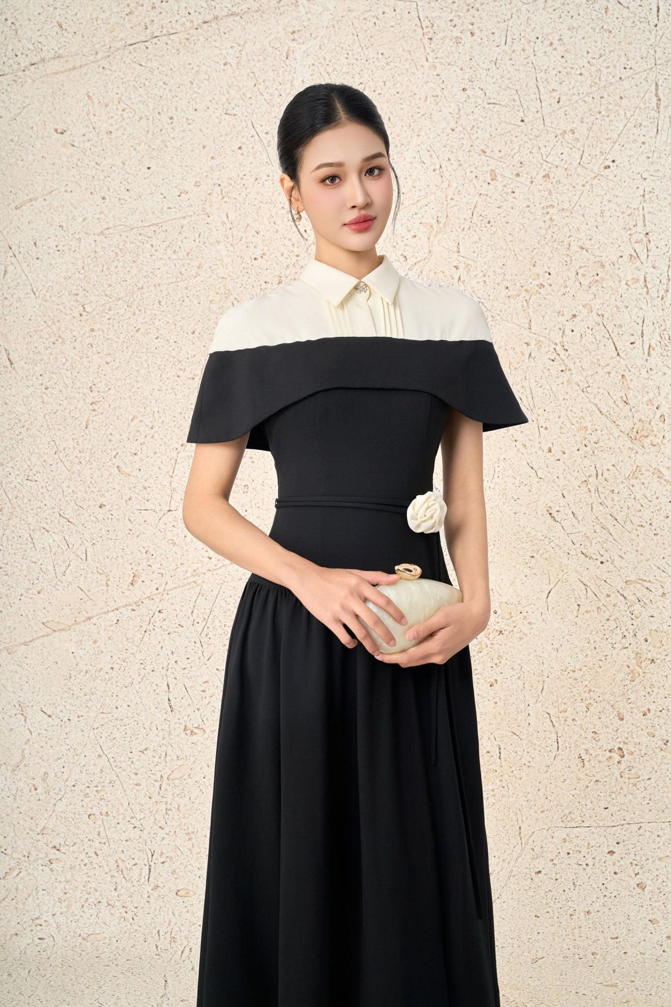 FDC95436 - Đầm công sở vải thô dày cổ bẻ choàng vai eo phối dây hoa tạo kiểu khoá thân sau - PANTIO