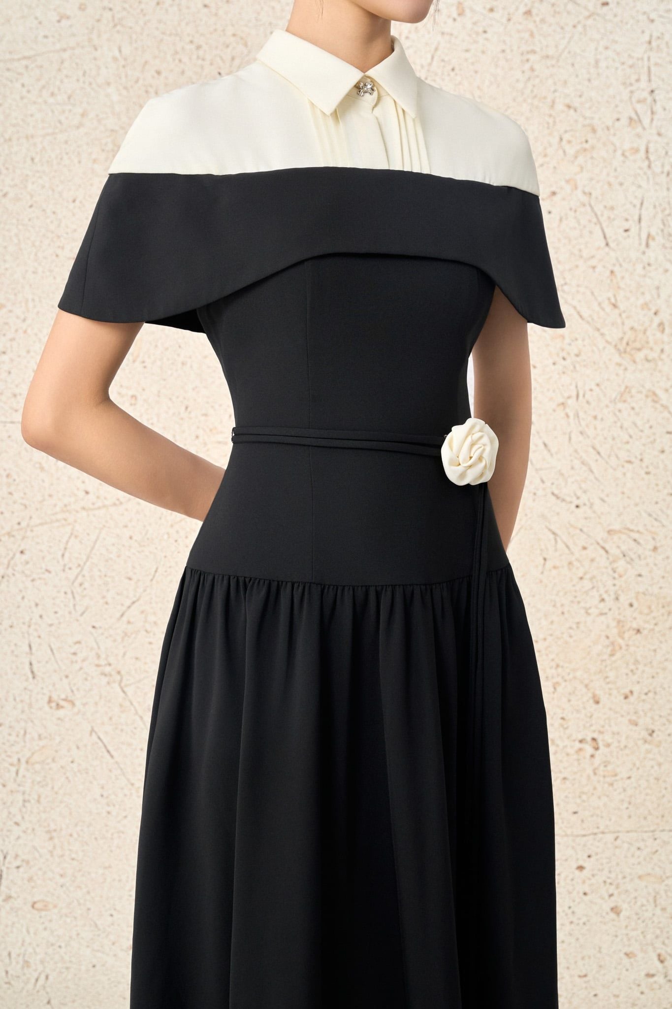 FDC95436 - Đầm công sở vải thô dày cổ bẻ choàng vai eo phối dây hoa tạo kiểu khoá thân sau - PANTIO