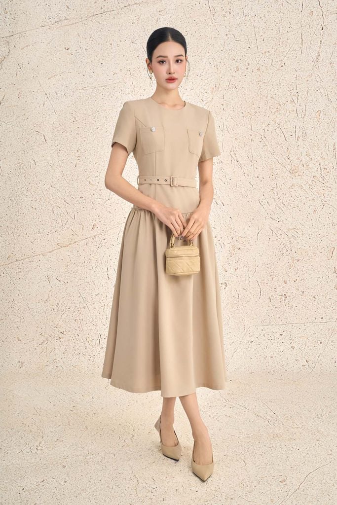 FDC95437 - Đầm công sở vải thô dày dáng xoè cổ tròn tay cộc ngực áo có túi tạo kiểu thân váy nhún ly tạo xoè khoá thân sau - PANTIO