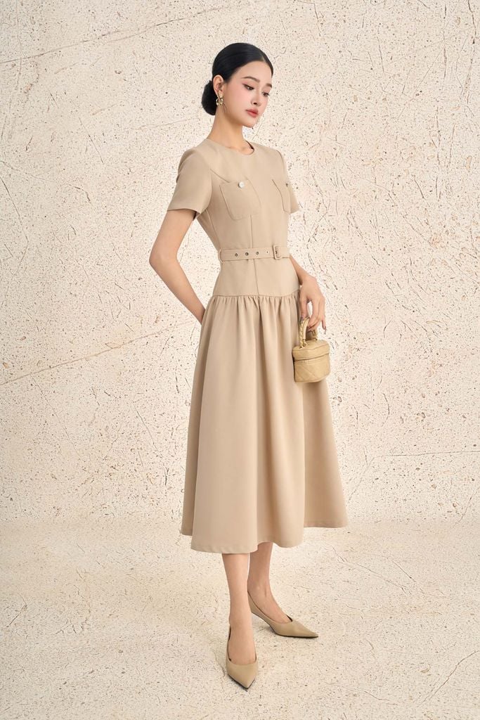 FDC95437 - Đầm công sở vải thô dày dáng xoè cổ tròn tay cộc ngực áo có túi tạo kiểu thân váy nhún ly tạo xoè khoá thân sau - PANTIO