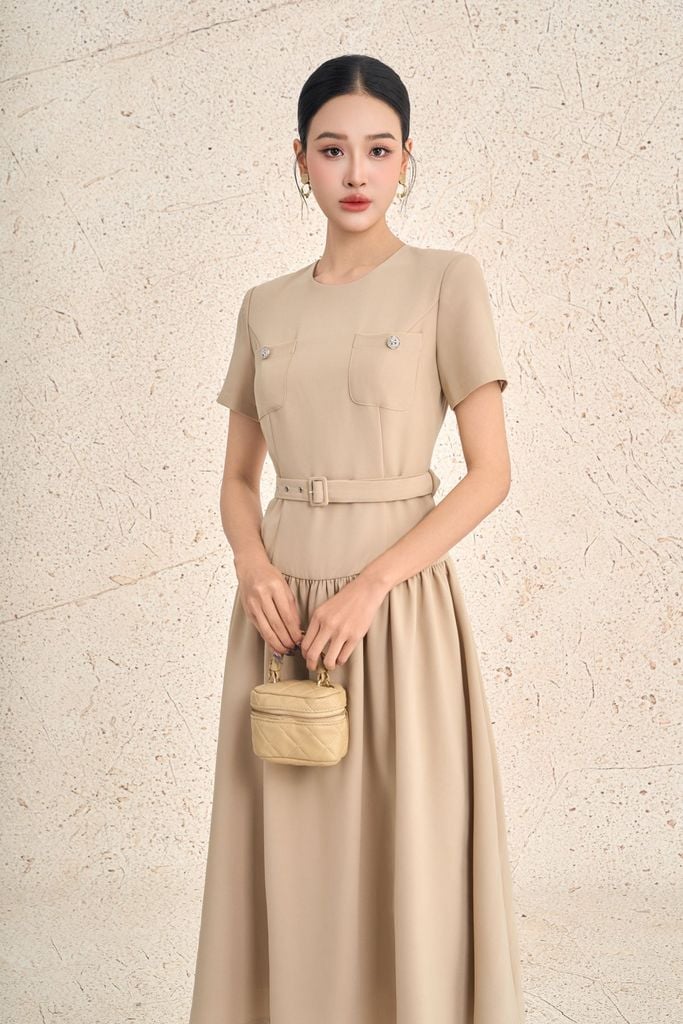 FDC95437 - Đầm công sở vải thô dày dáng xoè cổ tròn tay cộc ngực áo có túi tạo kiểu thân váy nhún ly tạo xoè khoá thân sau - PANTIO