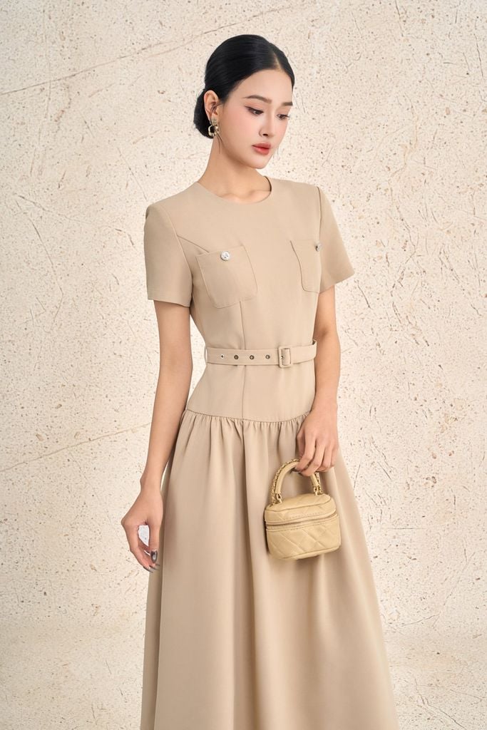 FDC95437 - Đầm công sở vải thô dày dáng xoè cổ tròn tay cộc ngực áo có túi tạo kiểu thân váy nhún ly tạo xoè khoá thân sau - PANTIO