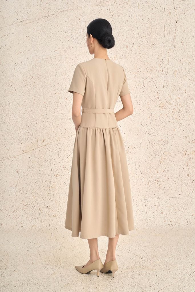 FDC95437 - Đầm công sở vải thô dày dáng xoè cổ tròn tay cộc ngực áo có túi tạo kiểu thân váy nhún ly tạo xoè khoá thân sau - PANTIO