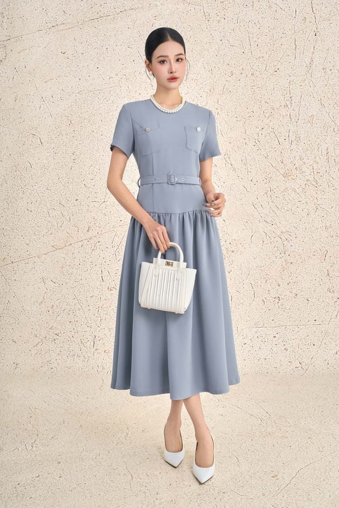 FDC95437 - Đầm công sở vải thô dày dáng xoè cổ tròn tay cộc ngực áo có túi tạo kiểu thân váy nhún ly tạo xoè khoá thân sau - PANTIO