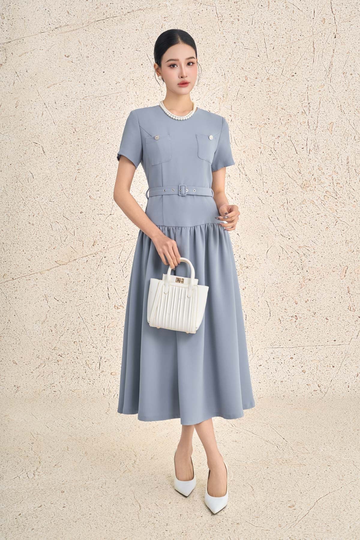 FDC95437 - Đầm công sở vải thô dày dáng xoè cổ tròn tay cộc ngực áo có túi tạo kiểu thân váy nhún ly tạo xoè khoá thân sau - PANTIO