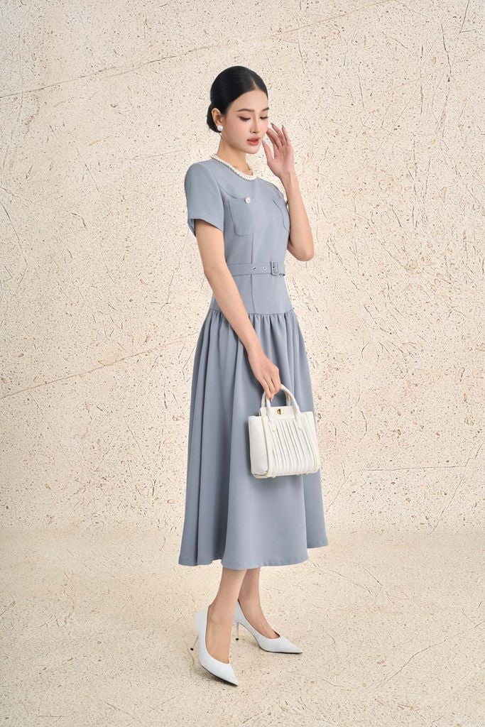 FDC95437 - Đầm công sở vải thô dày dáng xoè cổ tròn tay cộc ngực áo có túi tạo kiểu thân váy nhún ly tạo xoè khoá thân sau - PANTIO