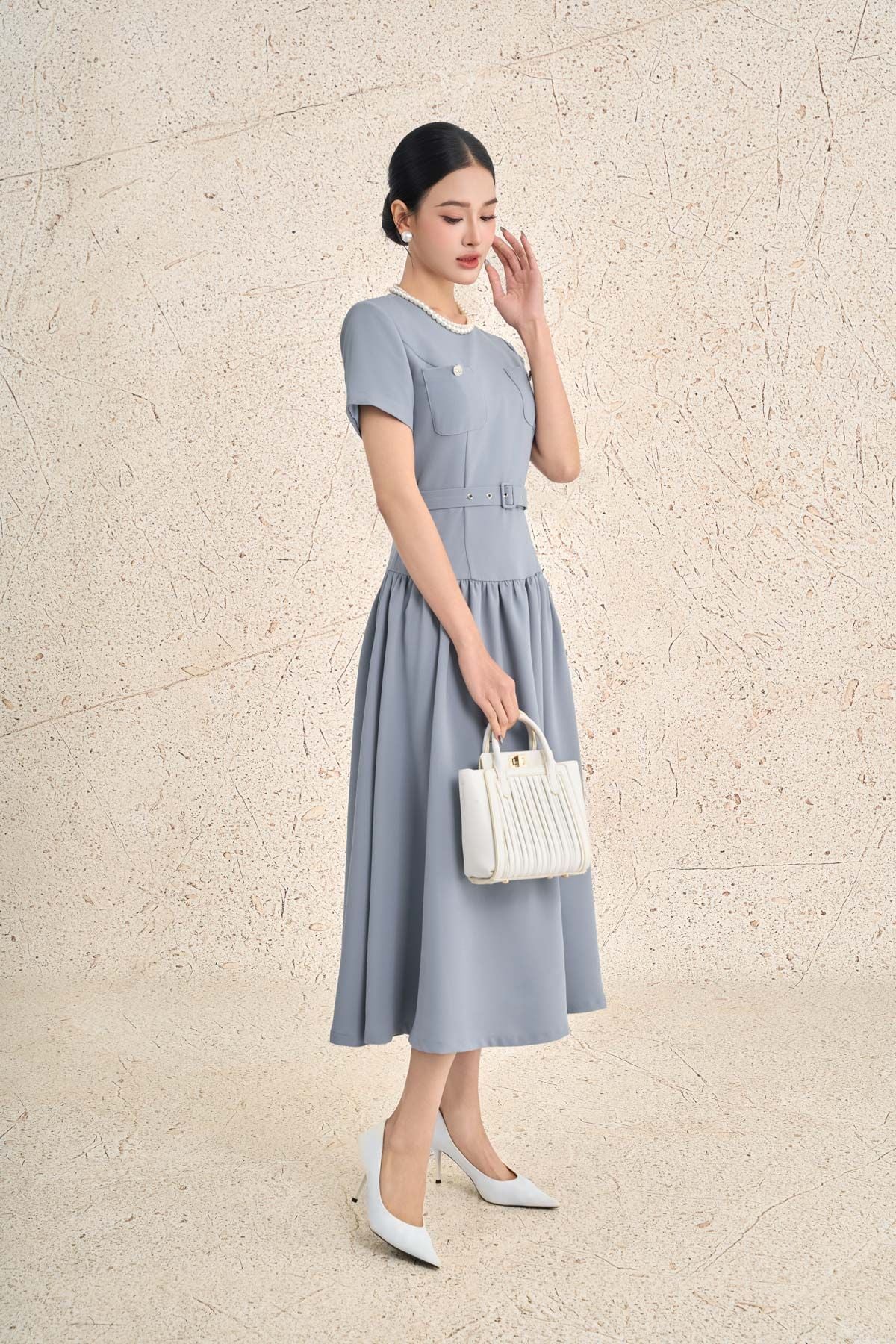 FDC95437 - Đầm công sở vải thô dày dáng xoè cổ tròn tay cộc ngực áo có túi tạo kiểu thân váy nhún ly tạo xoè khoá thân sau - PANTIO