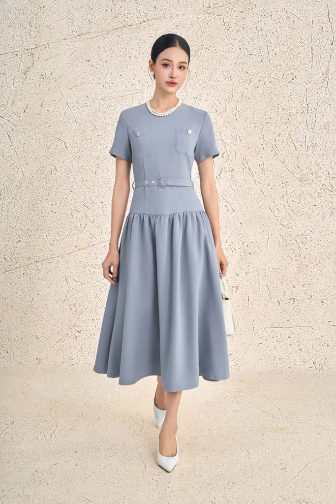 FDC95437 - Đầm công sở vải thô dày dáng xoè cổ tròn tay cộc ngực áo có túi tạo kiểu thân váy nhún ly tạo xoè khoá thân sau - PANTIO