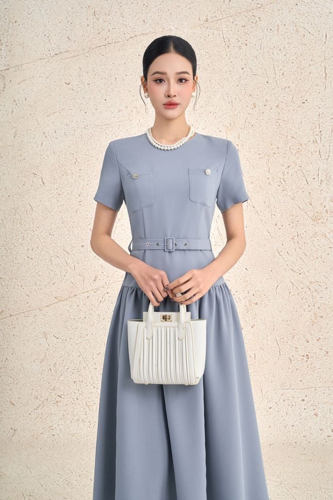 FDC95437 - Đầm công sở vải thô dày dáng xoè cổ tròn tay cộc ngực áo có túi tạo kiểu thân váy nhún ly tạo xoè khoá thân sau - PANTIO