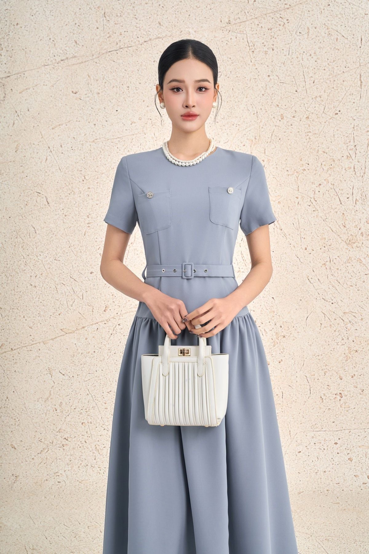 FDC95437 - Đầm công sở vải thô dày dáng xoè cổ tròn tay cộc ngực áo có túi tạo kiểu thân váy nhún ly tạo xoè khoá thân sau - PANTIO