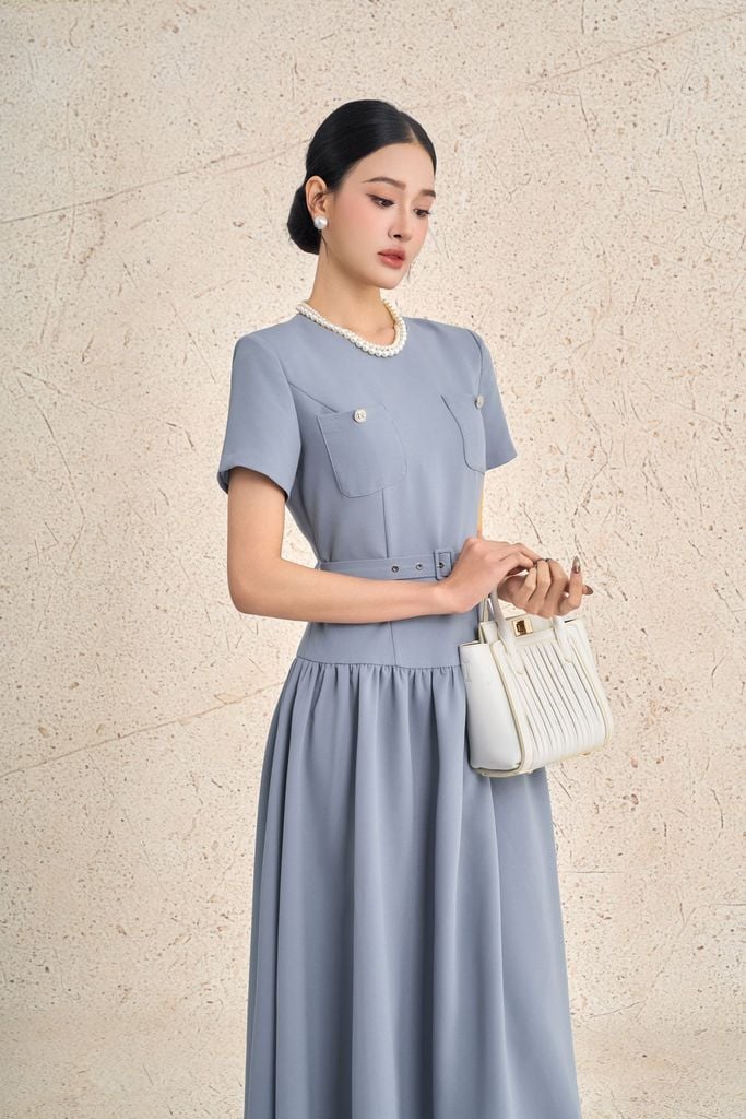 FDC95437 - Đầm công sở vải thô dày dáng xoè cổ tròn tay cộc ngực áo có túi tạo kiểu thân váy nhún ly tạo xoè khoá thân sau - PANTIO