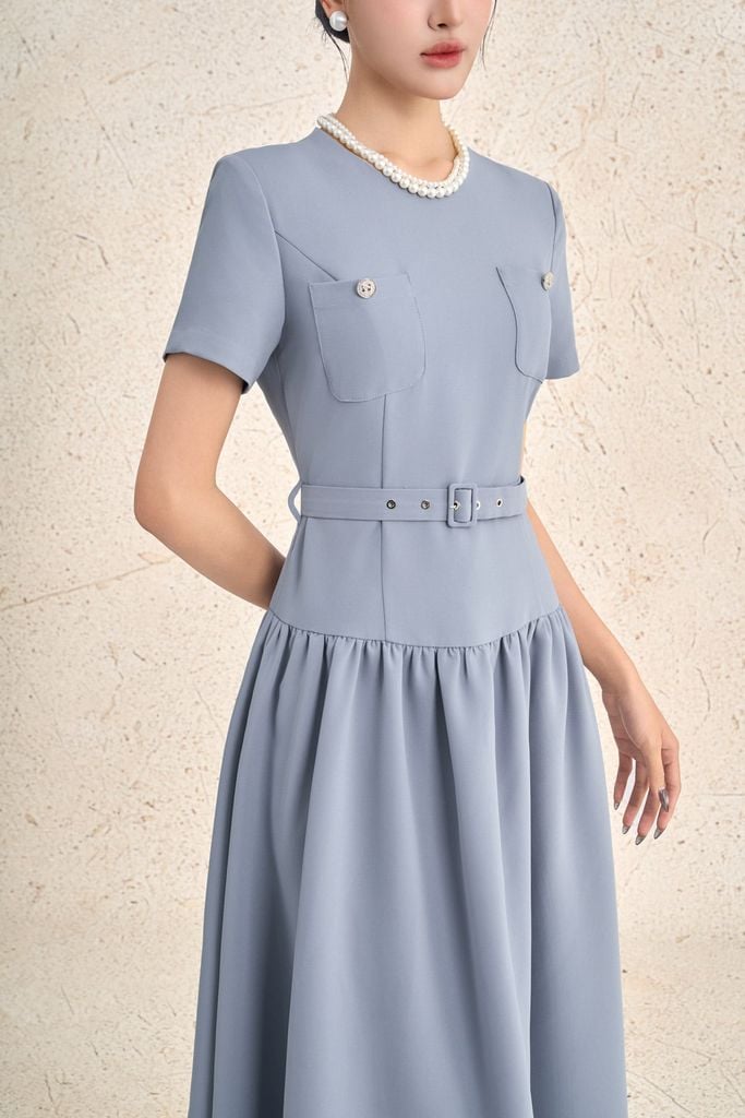 FDC95437 - Đầm công sở vải thô dày dáng xoè cổ tròn tay cộc ngực áo có túi tạo kiểu thân váy nhún ly tạo xoè khoá thân sau - PANTIO