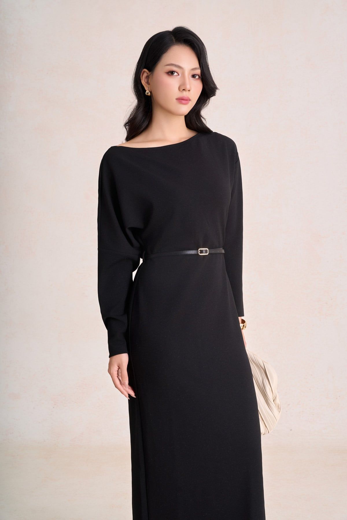 FDC95611 - Đầm công sở vải cotton dáng suông cổ lệch tay dài eo phối dây đai tạo kiểu khoá thân sau - PANTIO