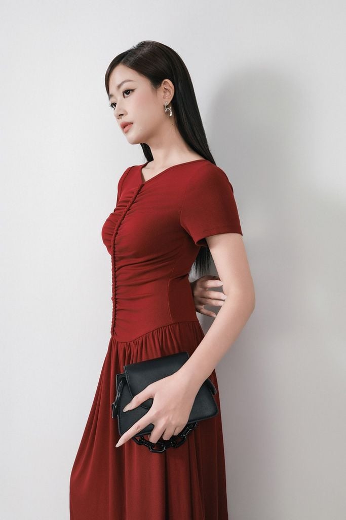 FDD3180 - Đầm dệt kim vải len co giãn dáng ôm cổ xẻ V tay ngắn ngực phối nhún tạo kiểu - PANTIO