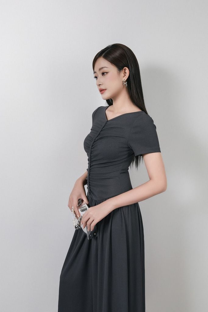 FDD3180 - Đầm dệt kim vải len co giãn dáng ôm cổ xẻ V tay ngắn ngực phối nhún tạo kiểu - PANTIO