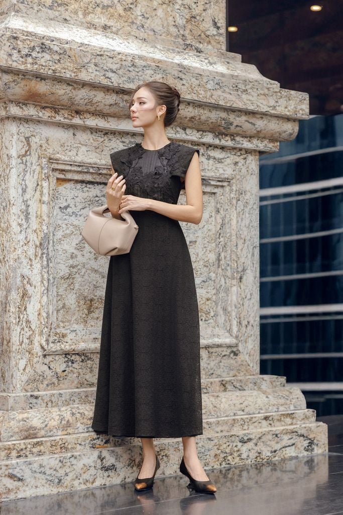 FDH1529 - Đầm dạ hội vải tơ dáng ôm cổ tròn vai chờm thân váy phối ren hoa tạo kiểu khoá thân sau - PANTIO