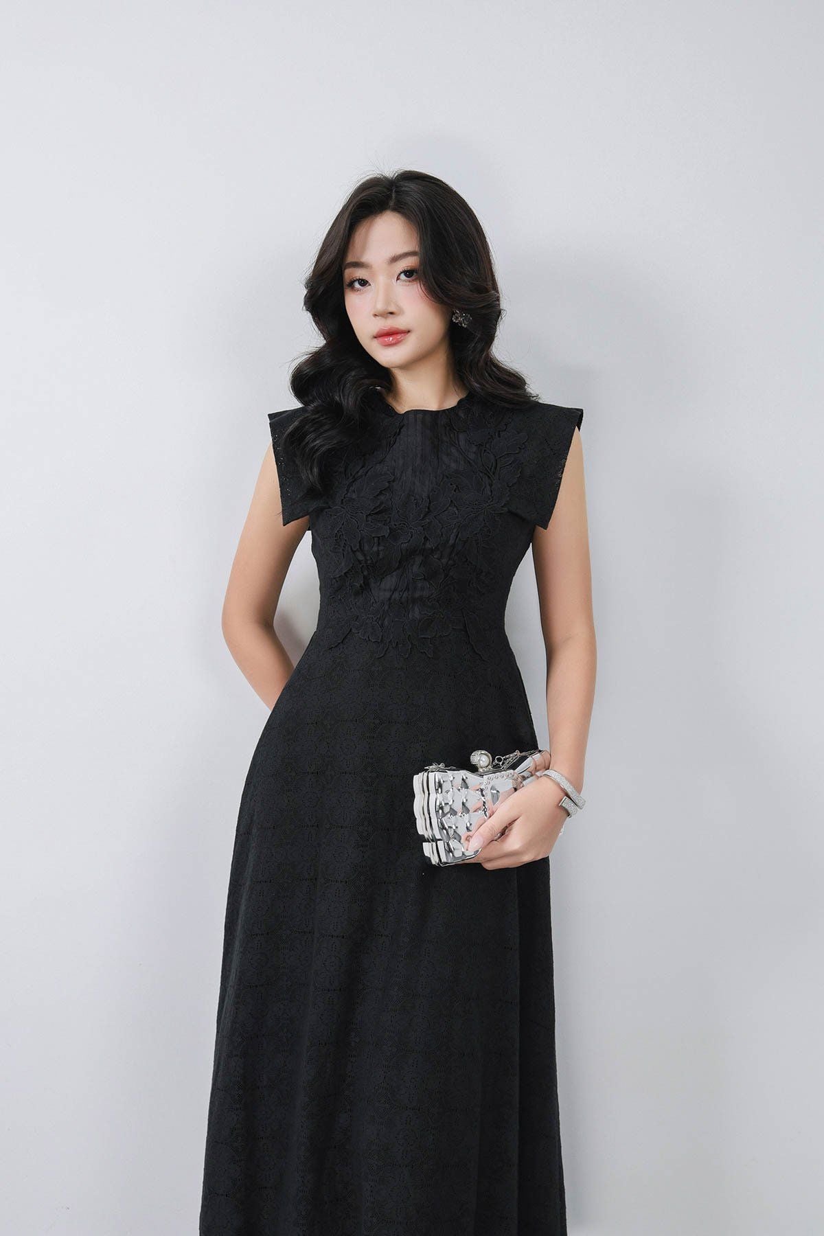 FDH1529 - Đầm dạ hội vải tơ dáng ôm cổ tròn vai chờm thân váy phối ren hoa tạo kiểu khoá thân sau - PANTIO