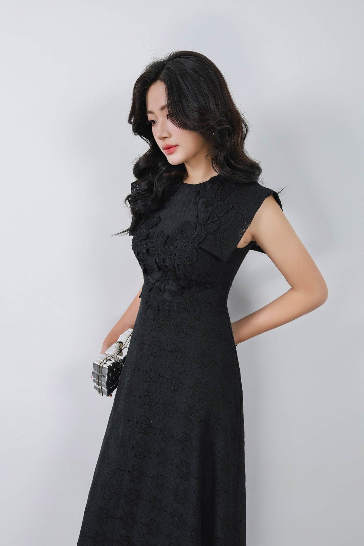 FDH1529 - Đầm dạ hội vải tơ dáng ôm cổ tròn vai chờm thân váy phối ren hoa tạo kiểu khoá thân sau - PANTIO