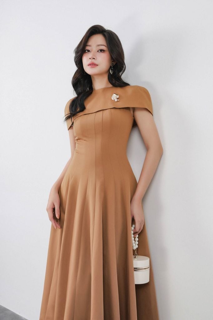 FDH9527 - Đầm dạ hội cao cấp vải kaki dáng ôm có áo choàng vai thân váy phối ly xoè tạo kiểu khoá thân sau kèm cài áo thời trang - PANTIO