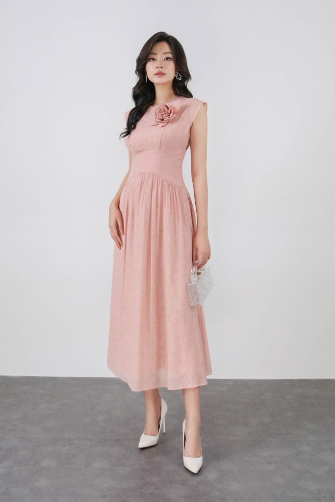 FDP13413 - Đầm dạo phố vải tơ dáng suông cổ tròn vai chờm eo đáp cạp nhỏ xếp nhún tạo xoè kèm hoa cài tạo kiểu hoá thân sau - PANTIO