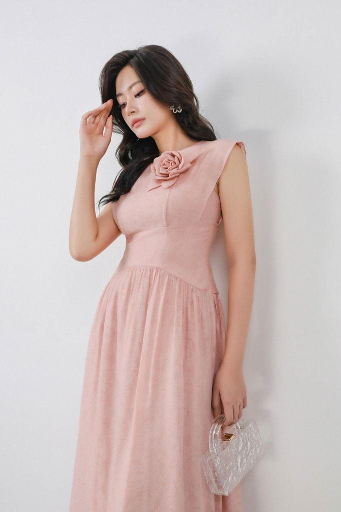 FDP13413 - Đầm dạo phố vải tơ dáng suông cổ tròn vai chờm eo đáp cạp nhỏ xếp nhún tạo xoè kèm hoa cài tạo kiểu hoá thân sau - PANTIO