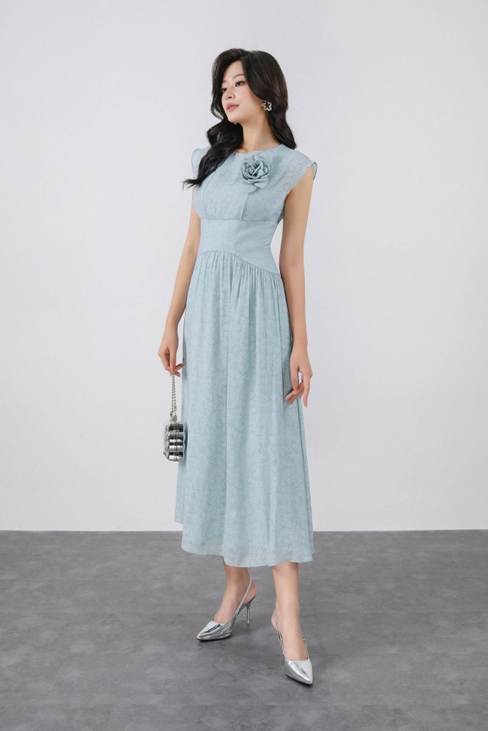 FDP13413 - Đầm dạo phố vải tơ dáng suông cổ tròn vai chờm eo đáp cạp nhỏ xếp nhún tạo xoè kèm hoa cài tạo kiểu hoá thân sau - PANTIO