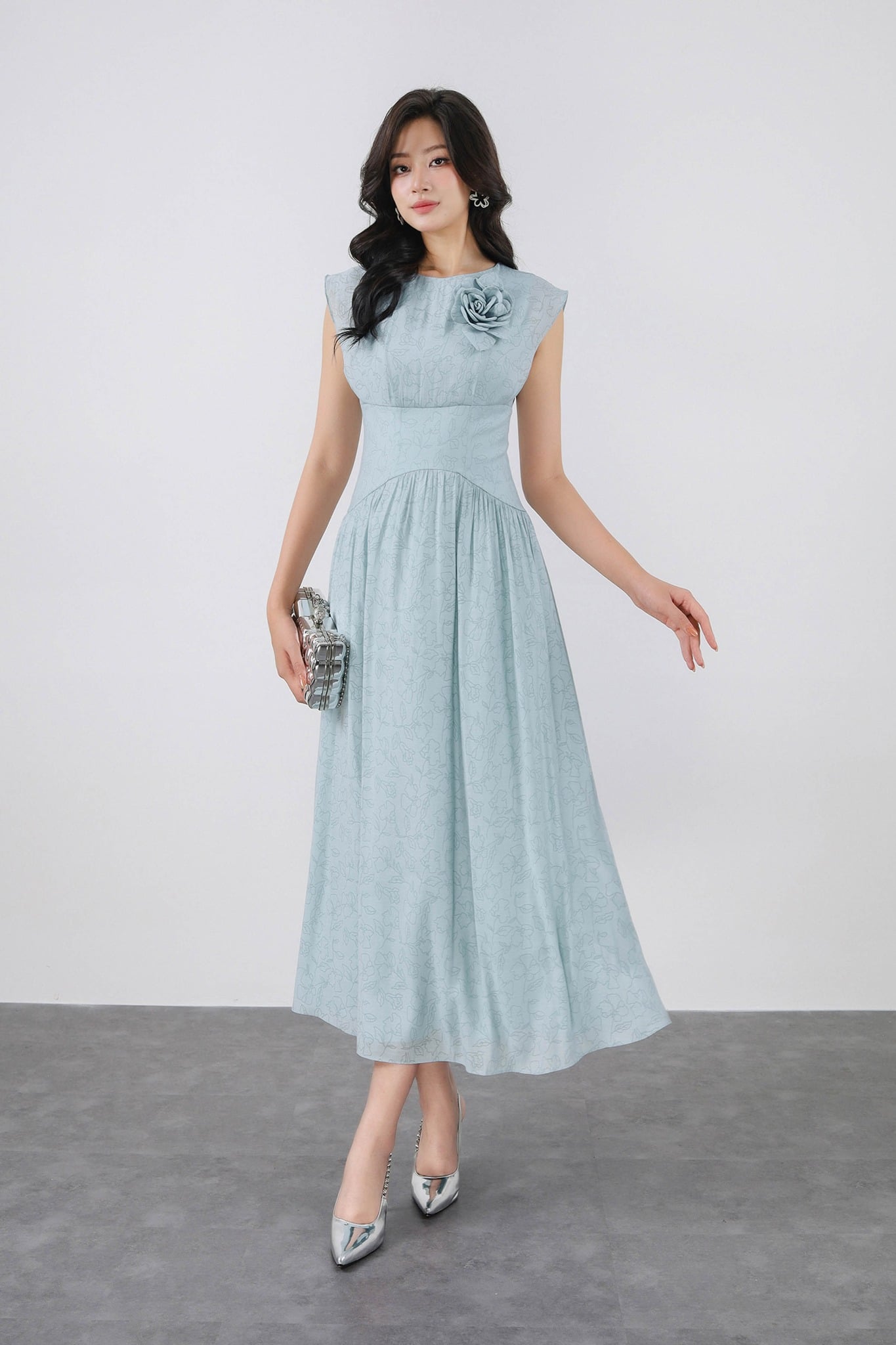 FDP13413 - Đầm dạo phố vải tơ dáng suông cổ tròn vai chờm eo đáp cạp nhỏ xếp nhún tạo xoè kèm hoa cài tạo kiểu hoá thân sau - PANTIO