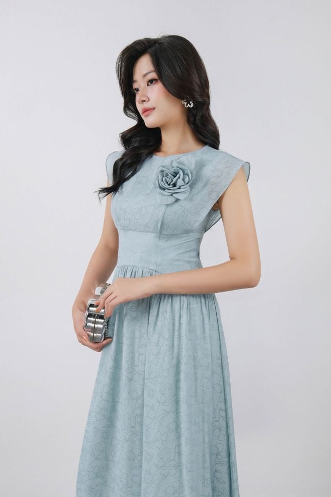 FDP13413 - Đầm dạo phố vải tơ dáng suông cổ tròn vai chờm eo đáp cạp nhỏ xếp nhún tạo xoè kèm hoa cài tạo kiểu hoá thân sau - PANTIO