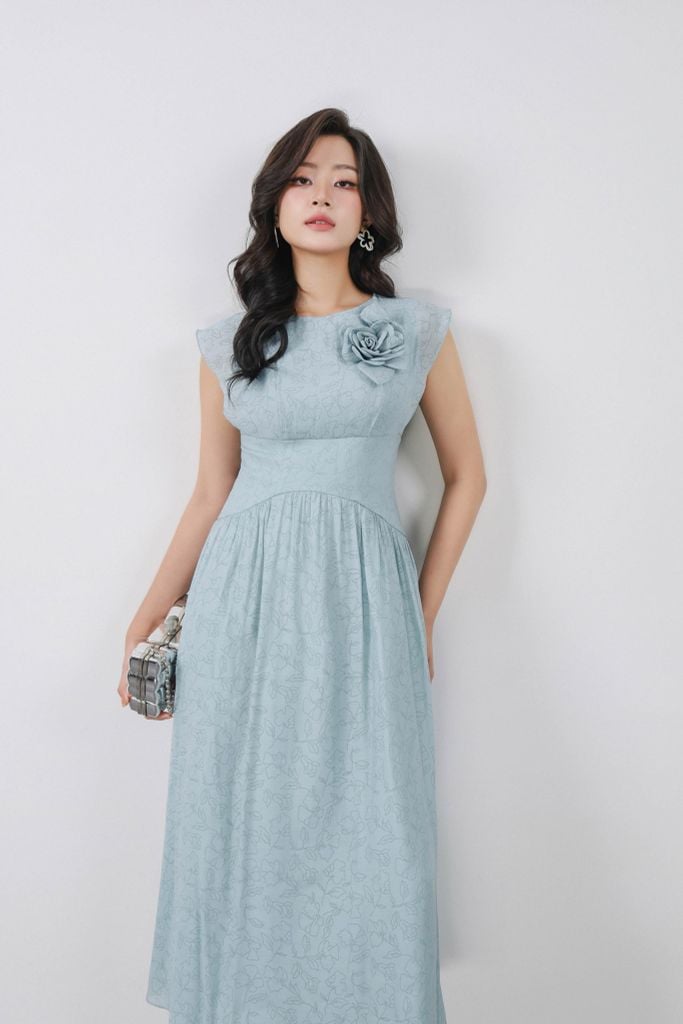 FDP13413 - Đầm dạo phố vải tơ dáng suông cổ tròn vai chờm eo đáp cạp nhỏ xếp nhún tạo xoè kèm hoa cài tạo kiểu hoá thân sau - PANTIO