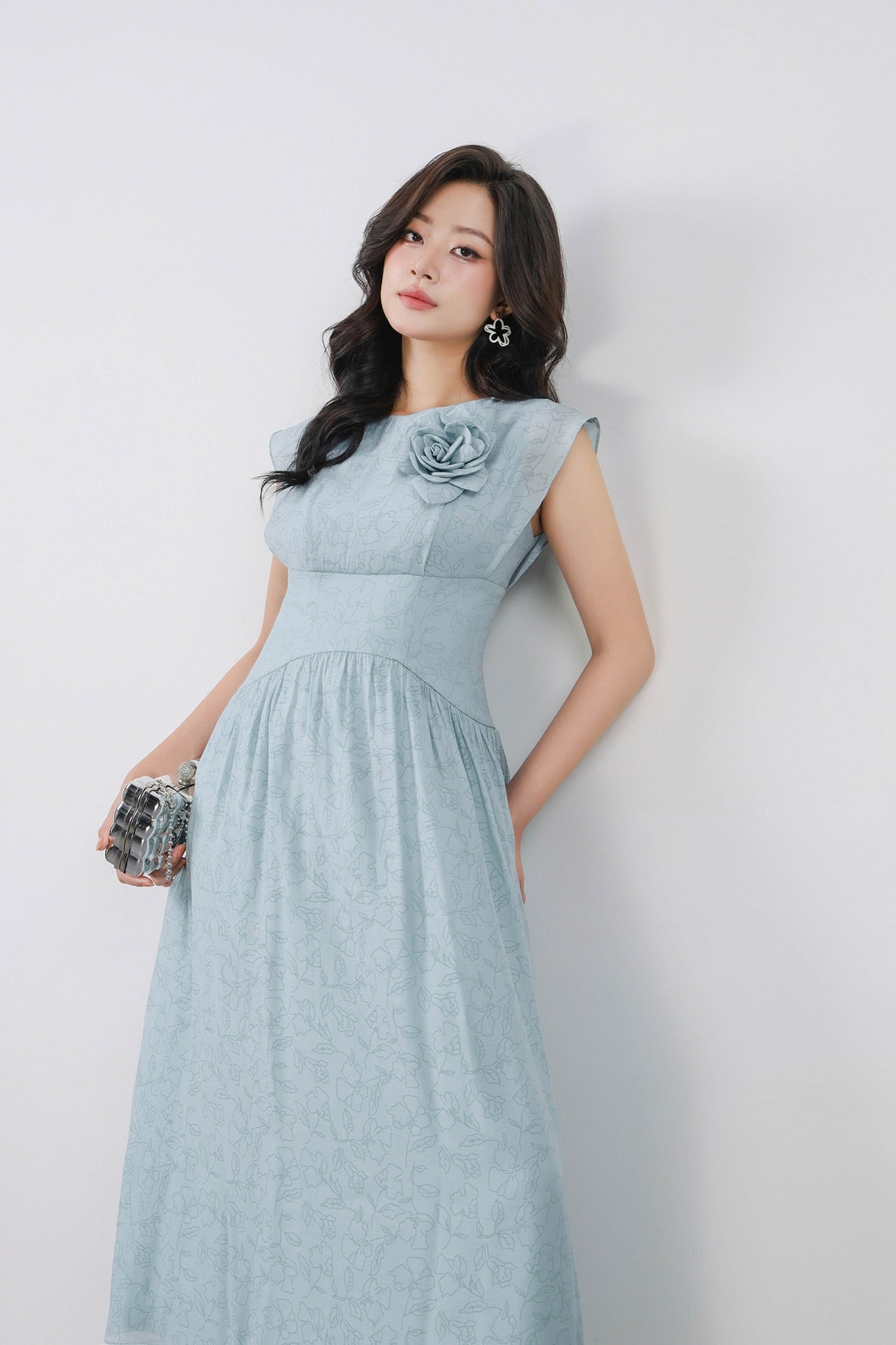 FDP13413 - Đầm dạo phố vải tơ dáng suông cổ tròn vai chờm eo đáp cạp nhỏ xếp nhún tạo xoè kèm hoa cài tạo kiểu hoá thân sau - PANTIO