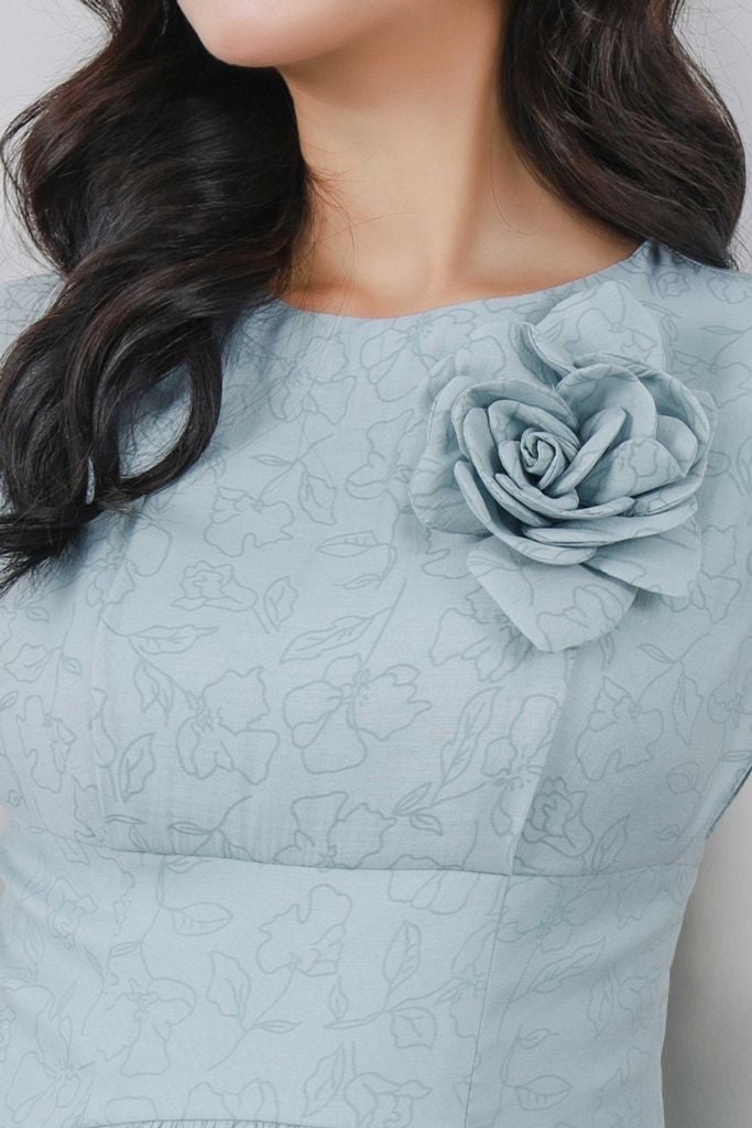 FDP13413 - Đầm dạo phố vải tơ dáng suông cổ tròn vai chờm eo đáp cạp nhỏ xếp nhún tạo xoè kèm hoa cài tạo kiểu hoá thân sau - PANTIO