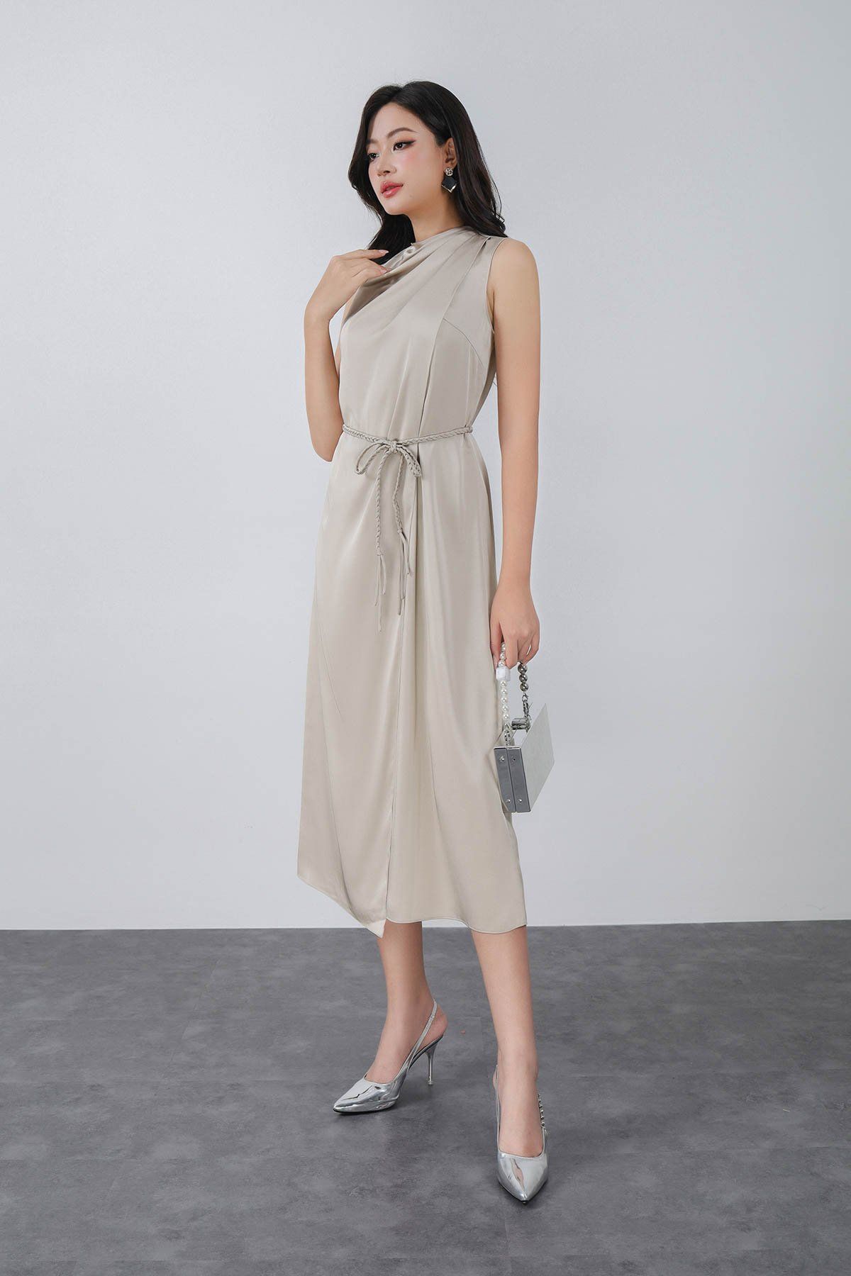 FDP13469 - Đầm dạo phố vải lụa satin dáng suông cổ kiểu xếp nhún eo phối dây thắt tạo kiểu - PANTIO