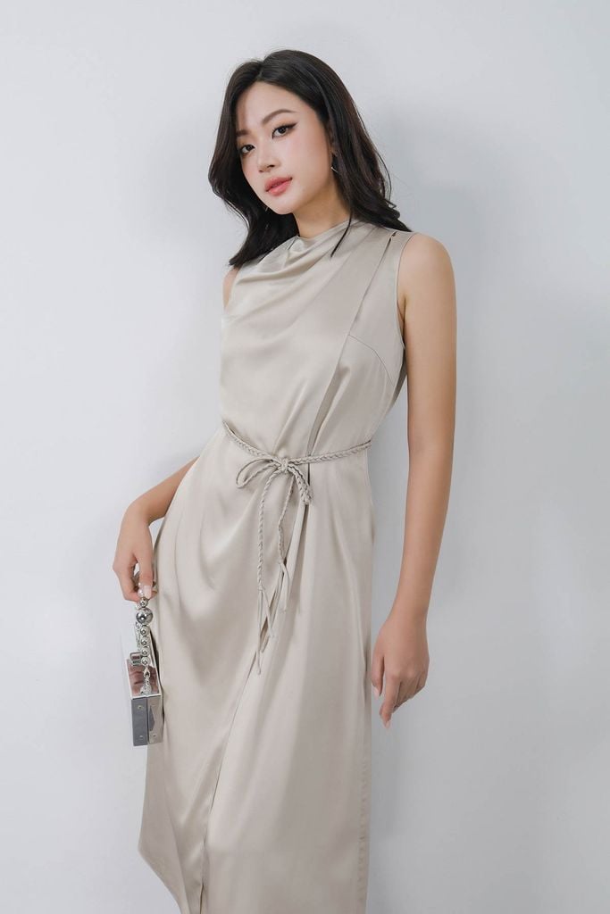 FDP13469 - Đầm dạo phố vải lụa satin dáng suông cổ kiểu xếp nhún eo phối dây thắt tạo kiểu - PANTIO