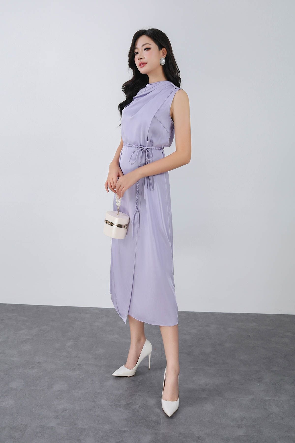 FDP13469 - Đầm dạo phố vải lụa satin dáng suông cổ kiểu xếp nhún eo phối dây thắt tạo kiểu - PANTIO