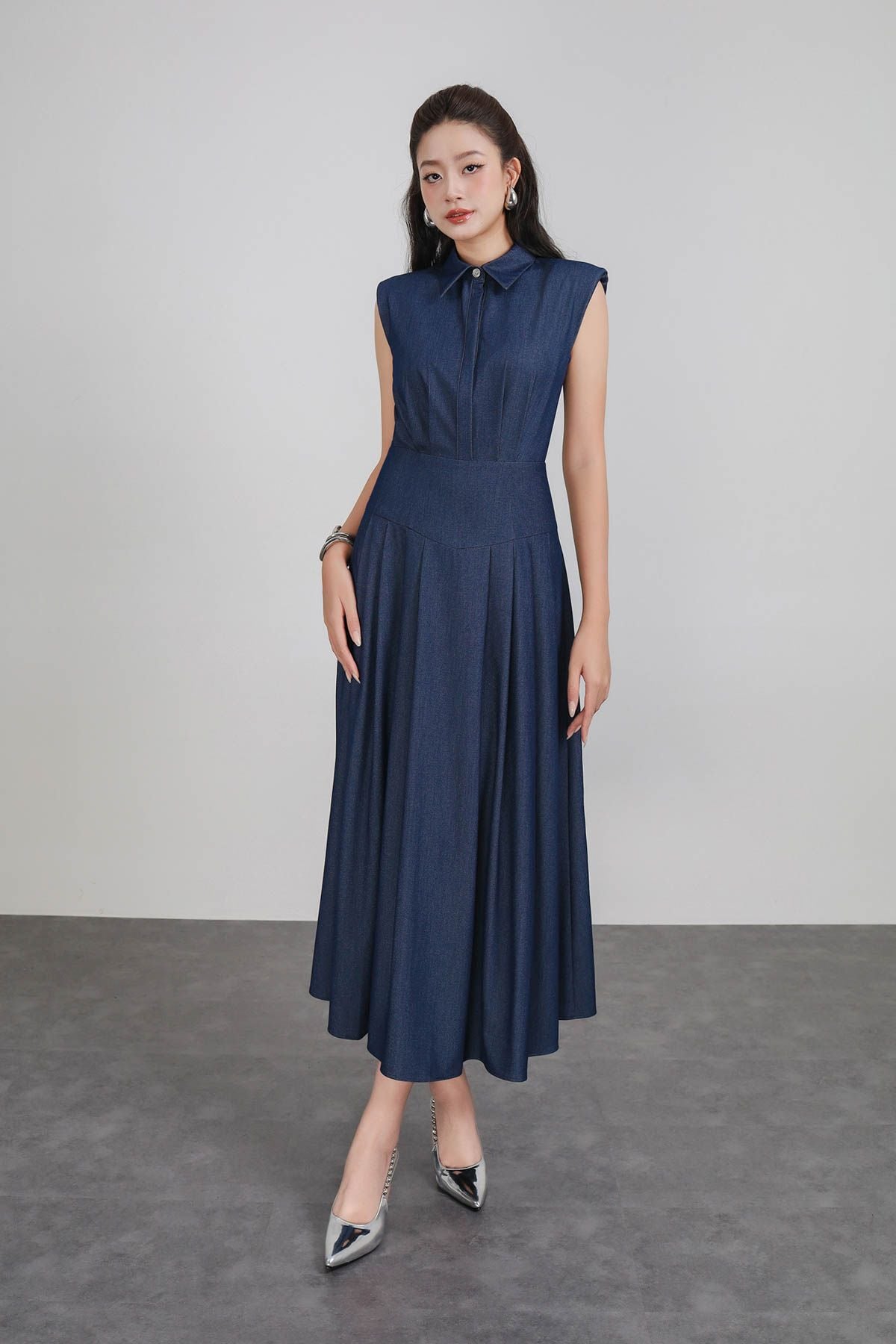 FDP33435 - Đầm dạo phố vải demin dáng Xoè cổ đức vai chờm eo đáp cạp bản to thân váy phối ly bung tạo kiểu khóa thân sau - PANTIO