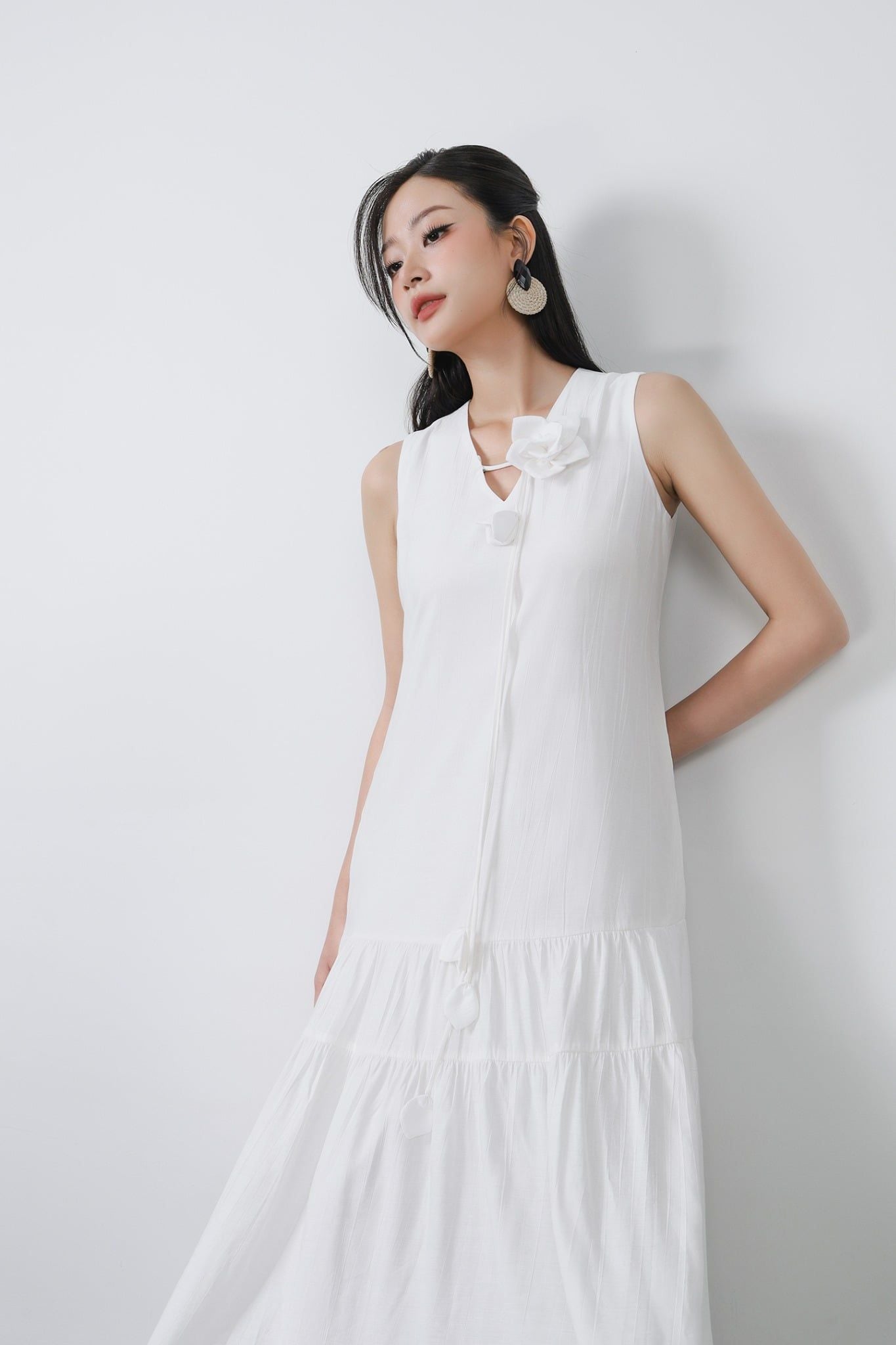 FDP33493 - Đầm dạo phố vải thô mỏng dáng suông cổ xẻ V đính hoa 3d tạo kiểu thân váy xếp tầng thời trang - PANTIO