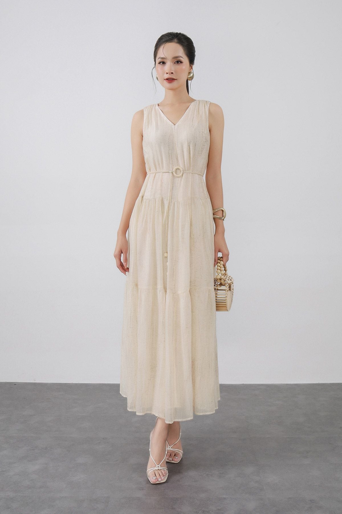 FDP33496 - Đầm dạo phố vải tơ dáng suông cổ xẻ V không tay thân váy xếp tầng tạo kiểu - PANTIO