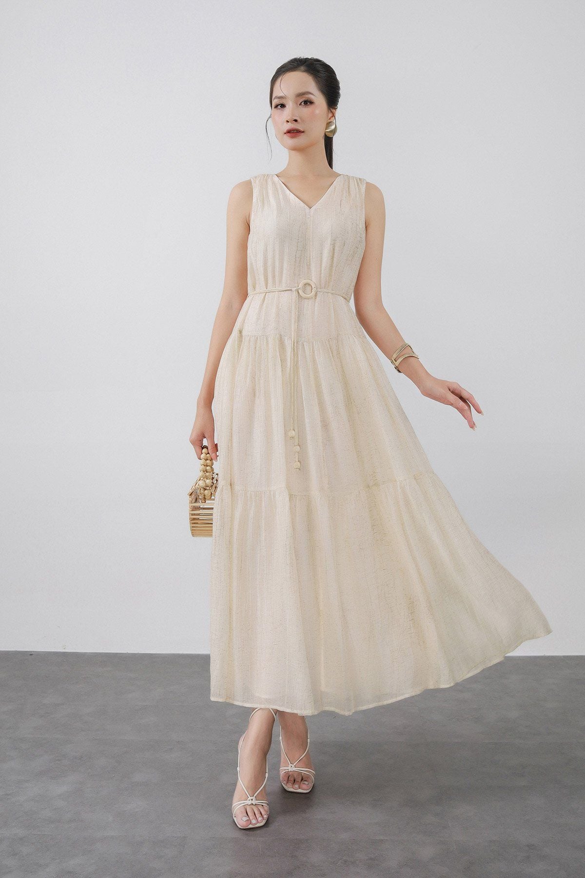 FDP33496 - Đầm dạo phố vải tơ dáng suông cổ xẻ V không tay thân váy xếp tầng tạo kiểu - PANTIO