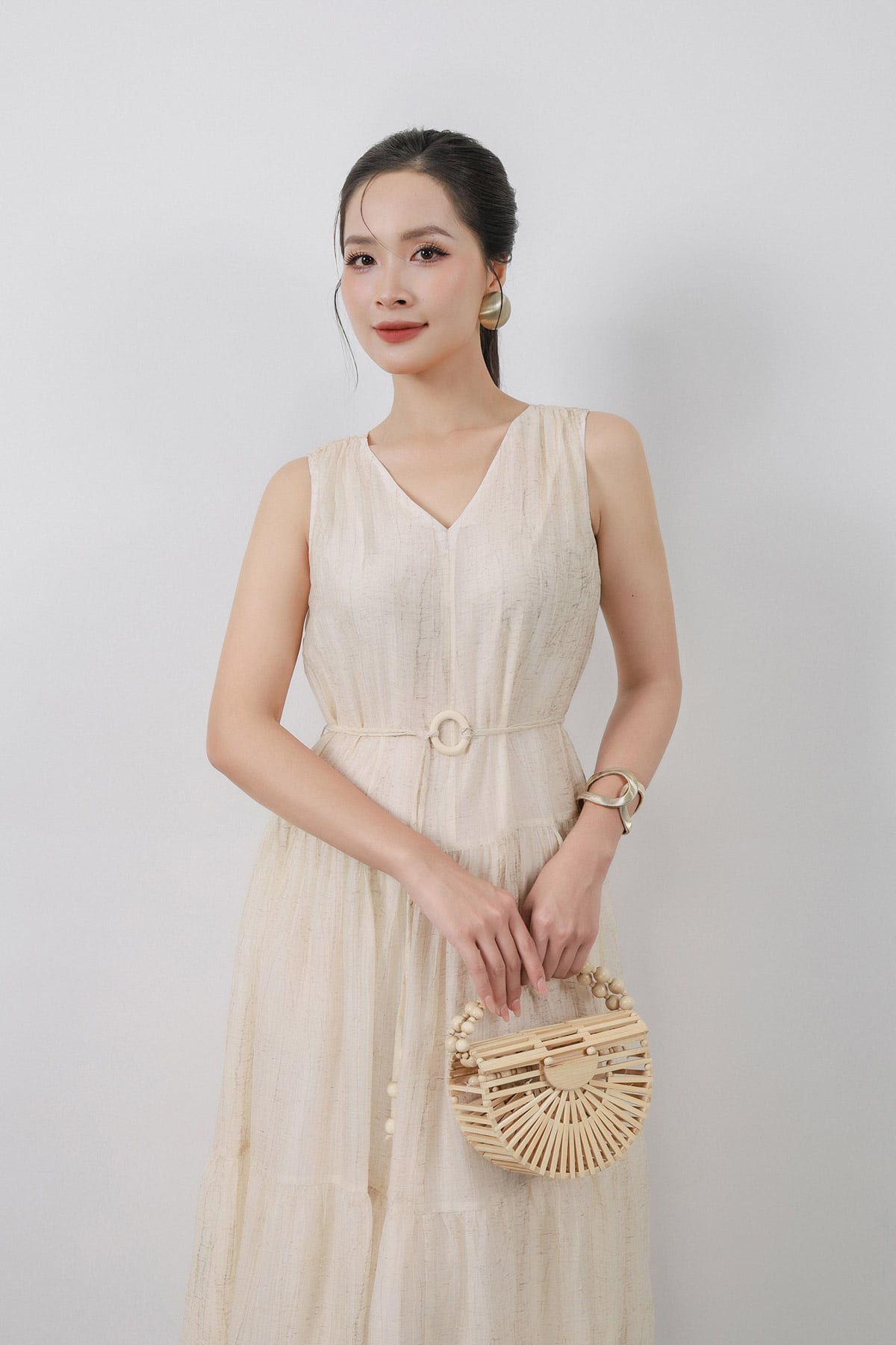 FDP33496 - Đầm dạo phố vải tơ dáng suông cổ xẻ V không tay thân váy xếp tầng tạo kiểu - PANTIO