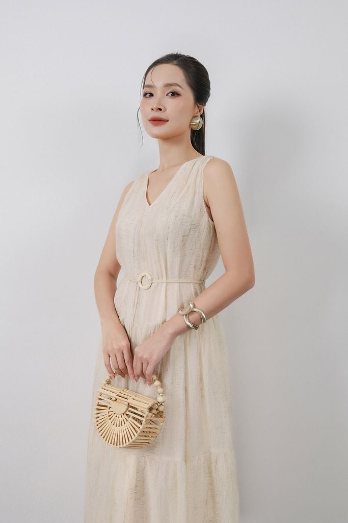 FDP33496 - Đầm dạo phố vải tơ dáng suông cổ xẻ V không tay thân váy xếp tầng tạo kiểu - PANTIO