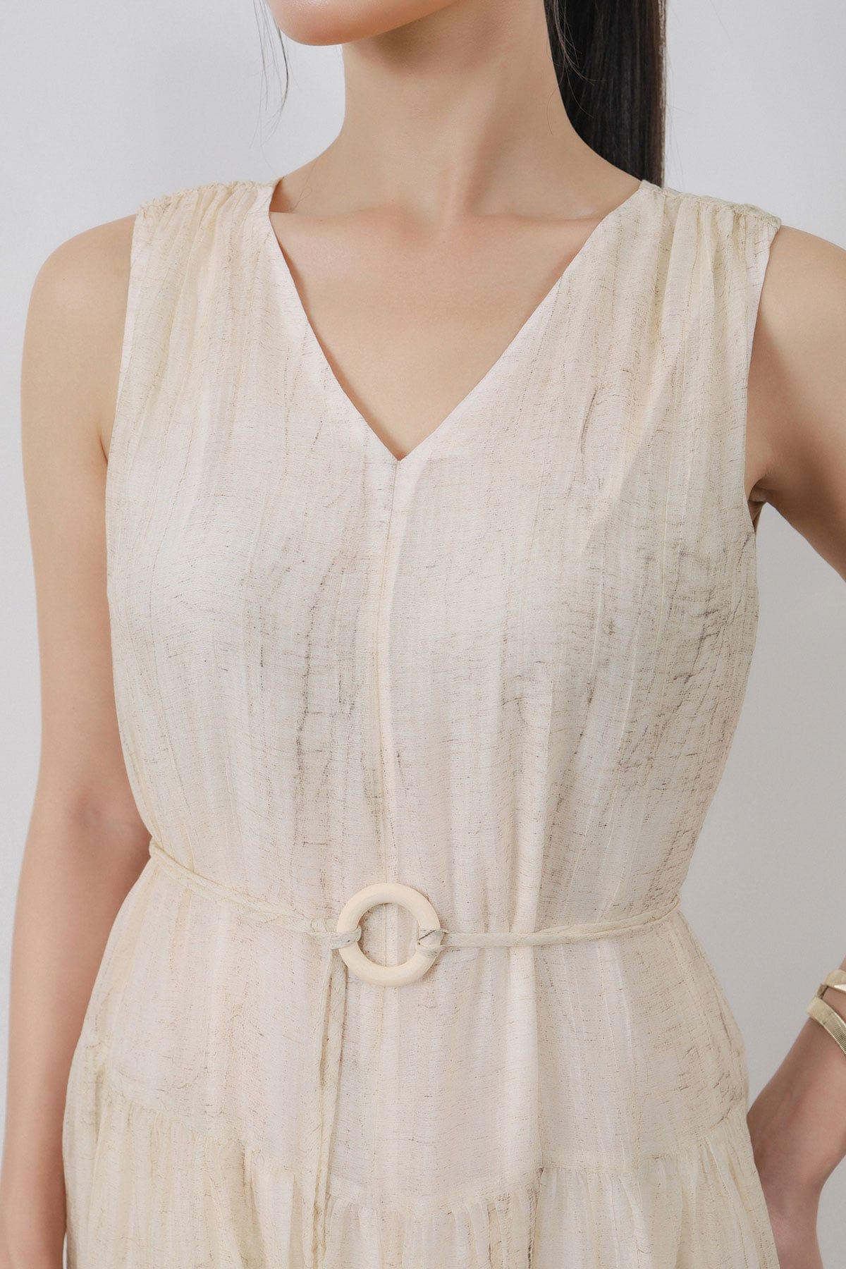 FDP33496 - Đầm dạo phố vải tơ dáng suông cổ xẻ V không tay thân váy xếp tầng tạo kiểu - PANTIO