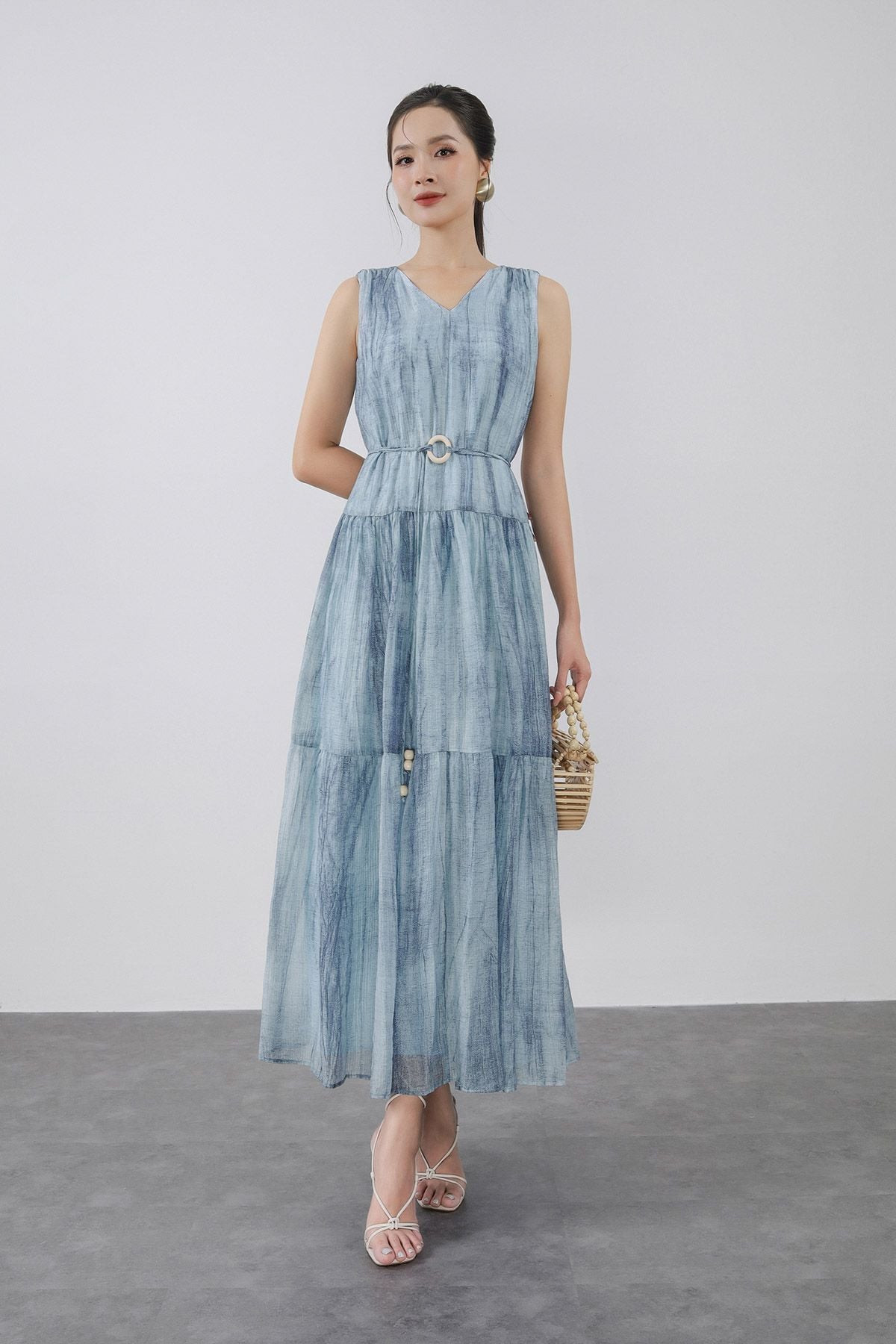 FDP33496 - Đầm dạo phố vải tơ dáng suông cổ xẻ V không tay thân váy xếp tầng tạo kiểu - PANTIO