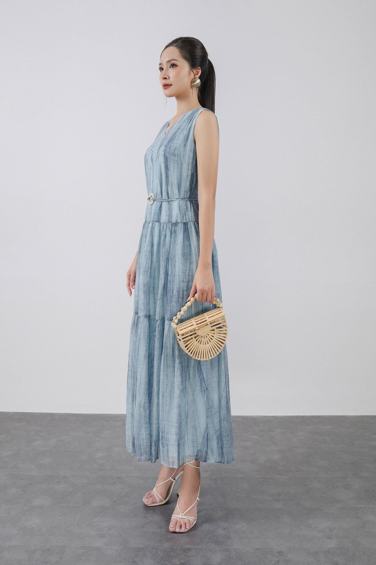 FDP33496 - Đầm dạo phố vải tơ dáng suông cổ xẻ V không tay thân váy xếp tầng tạo kiểu - PANTIO