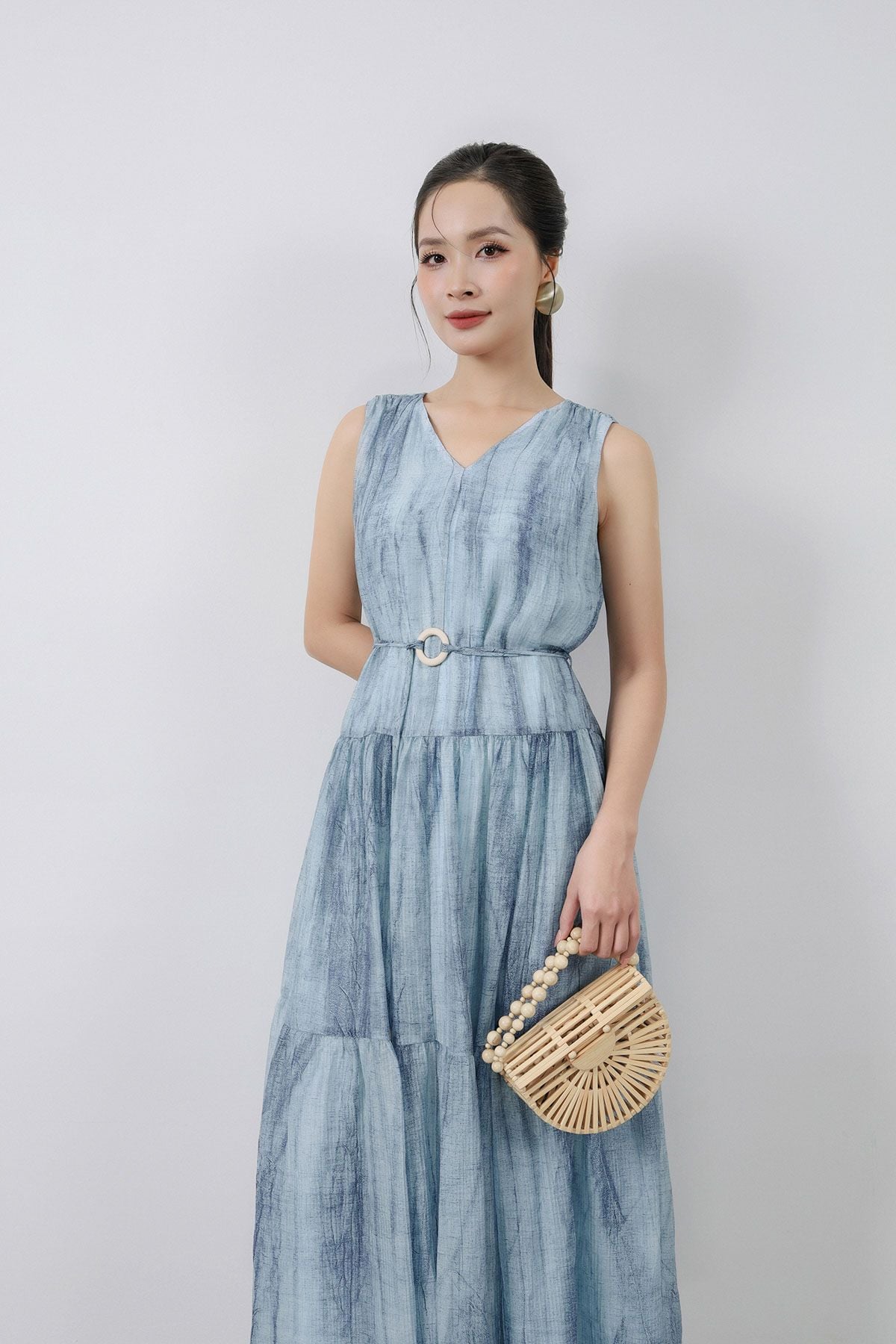 FDP33496 - Đầm dạo phố vải tơ dáng suông cổ xẻ V không tay thân váy xếp tầng tạo kiểu - PANTIO