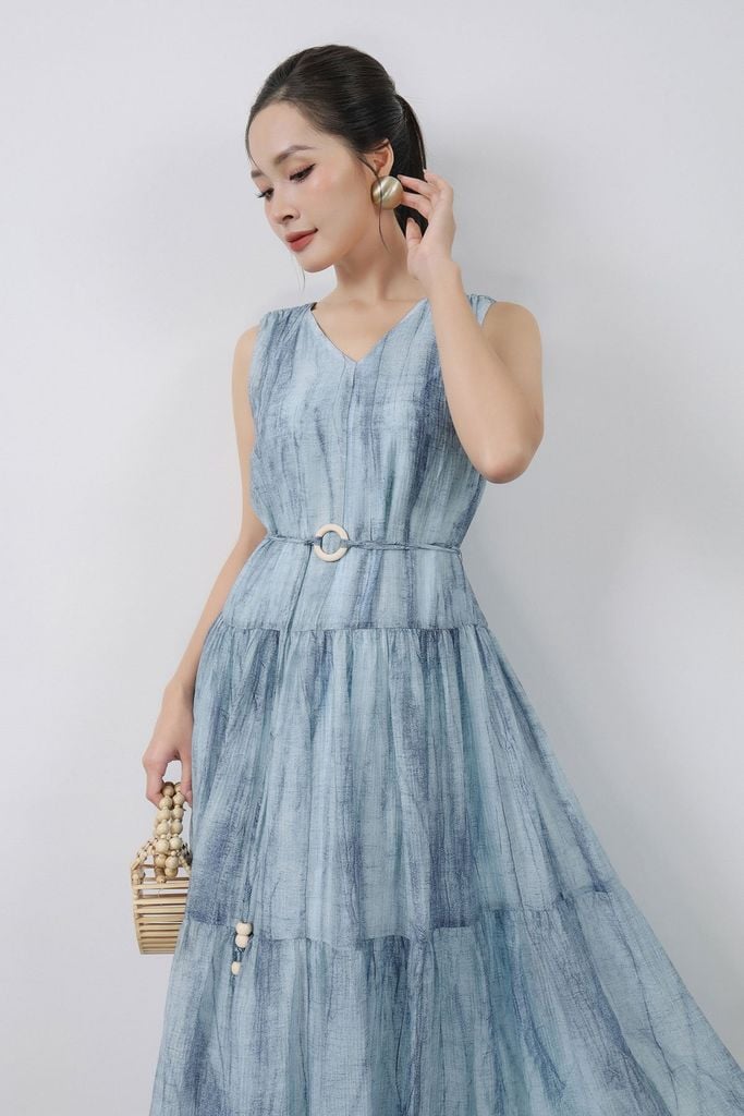 FDP33496 - Đầm dạo phố vải tơ dáng suông cổ xẻ V không tay thân váy xếp tầng tạo kiểu - PANTIO