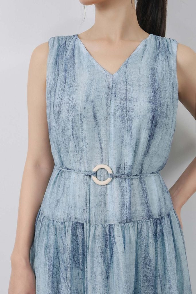 FDP33496 - Đầm dạo phố vải tơ dáng suông cổ xẻ V không tay thân váy xếp tầng tạo kiểu - PANTIO