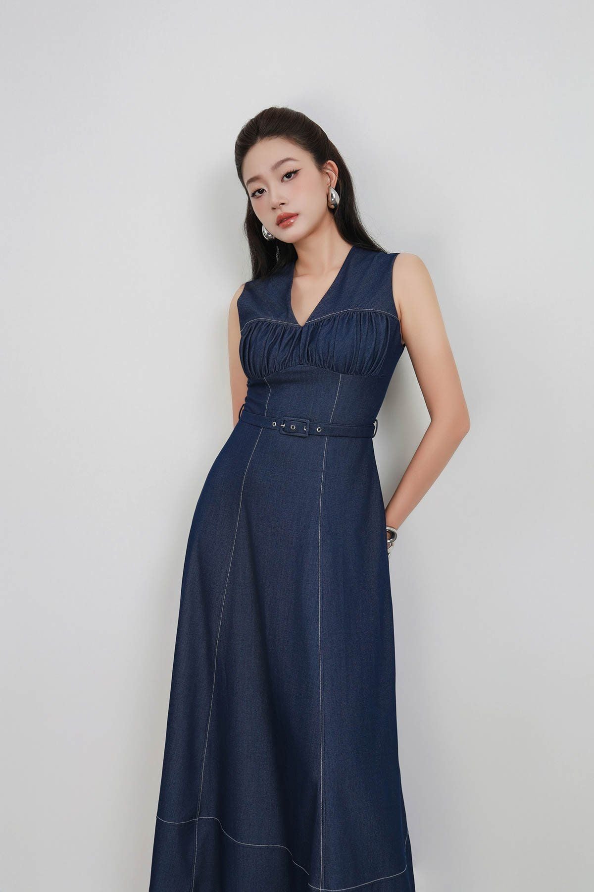 FDP33529 - Đầm dạo phố vải demin dáng ôm cổ xẻ V không tay ngực xếp nhún thân váy phối dây đai tạo kiểu khoá thân sau - PANTIO